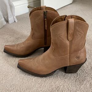 NWOT Ariat Cowgirl Booties